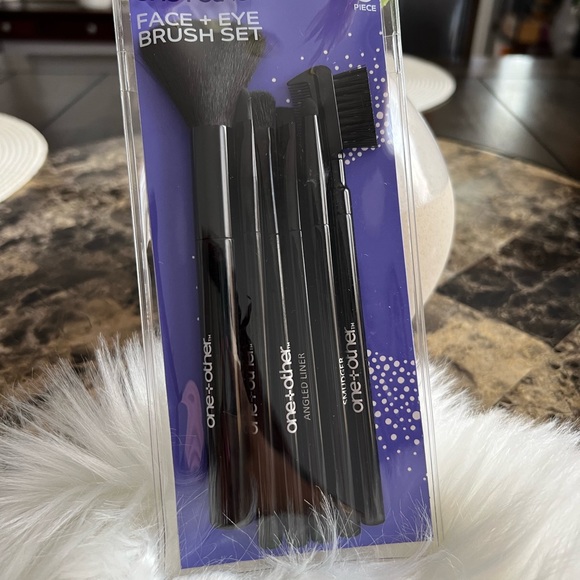 One+Other Face and Eye Brush Set - Picture 2 of 7